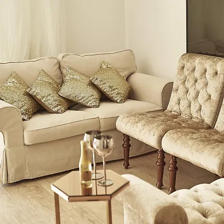 Golden Pearl Apartment *